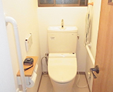 手すりをつけたトイレの写真