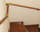 手すりをつけた階段の写真