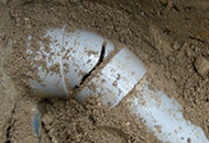 亀裂が入った排水管の写真