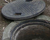 蓋を開けた汚水マスの写真