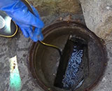 排水管内に、高圧洗浄機のノズルを入れて洗浄している写真